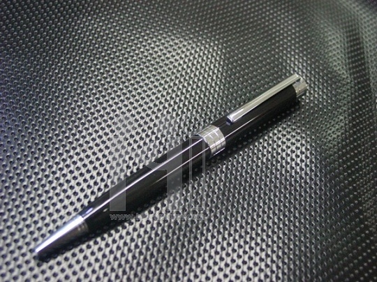 ปากกาโลหะ ด้ามสีดำ อะไหล่สีเงิน